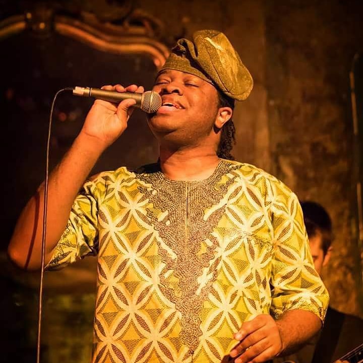 Àrèmúorin performing live