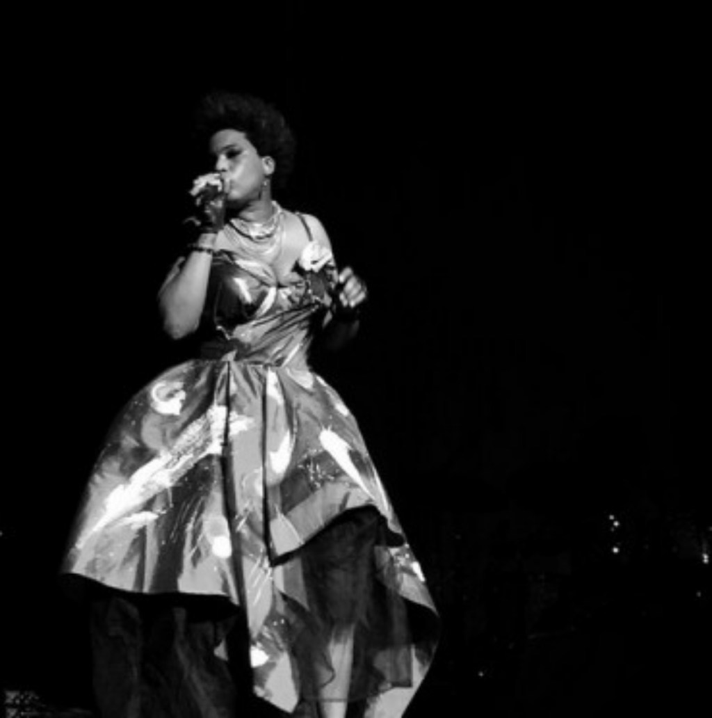 Macy Gray performing live in black and white